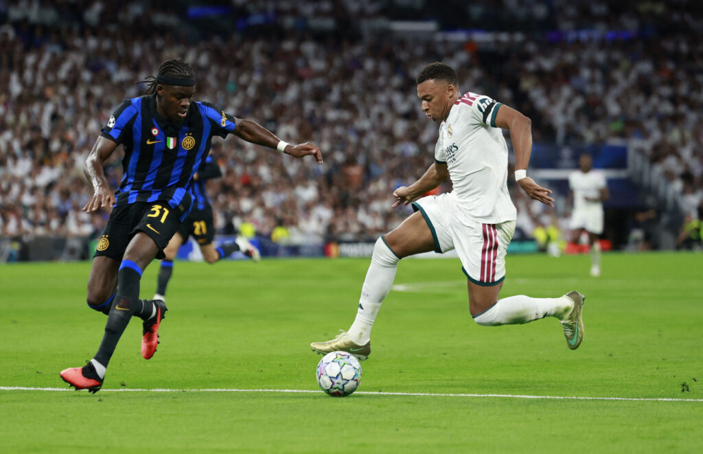 Yann Bisseck i duel med Kylian Mbappé.