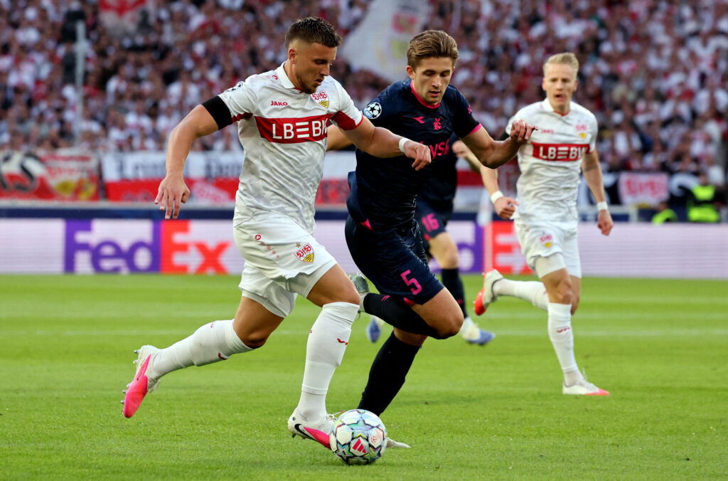 Henrik Heggheim i en duel om bolden i kampen mellem Viking og VFB Stuttgart