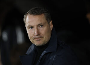 Brian Priske der kigger mod tribunen i kampen mellem Sparta og AZ