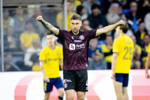 Daniel Gretarsson jubler under en kamp for Sønderjyske.
