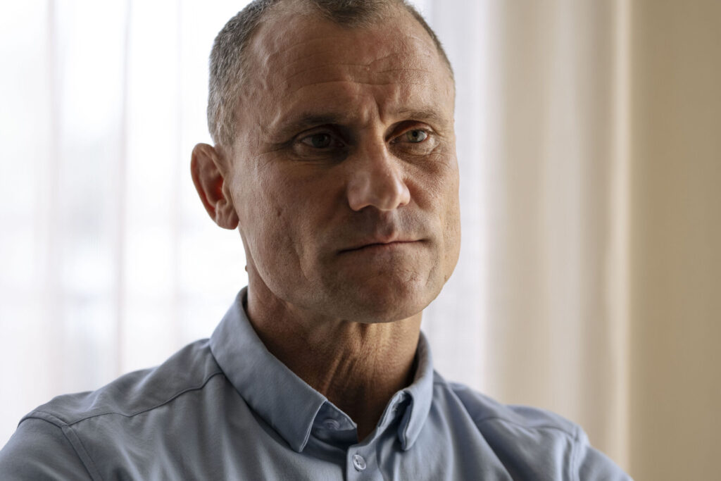 Peter Sand i en blå skjorte.
