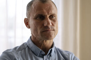 Peter Sand i en blå skjorte.