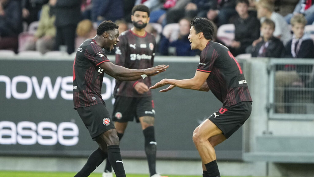Stanley Iheanacho fejrer en scoring med Gue-Song Cho i aftenens kamp