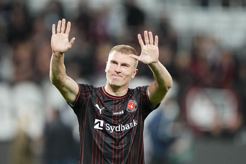 Rasmus Nissen Kristensen løfter sine arme og smiler.