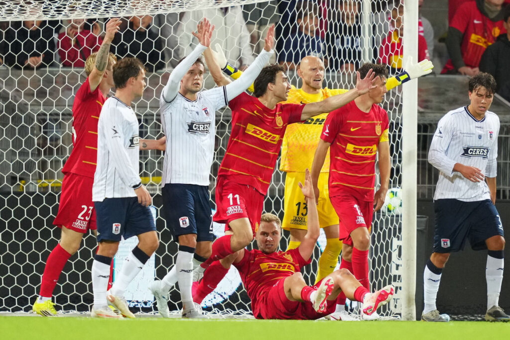 AGF- og FC Nordsjælland-spillerne slår ud med armene.