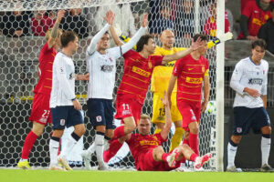 AGF- og FC Nordsjælland-spillerne slår ud med armene.