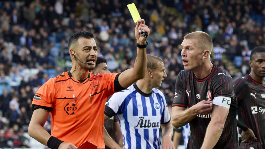 FC Midtjyllands kaptajn, Rasmus Nissen Kristensen, argumenterer imod det andet gule kort til holdkammerat Abdou Aziz Ndiaye
