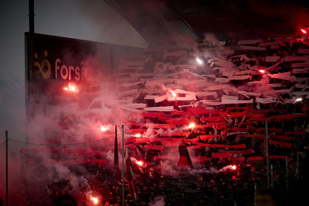 FC Midtjyllands fans med romerlys til kampen mod OB i Odense.