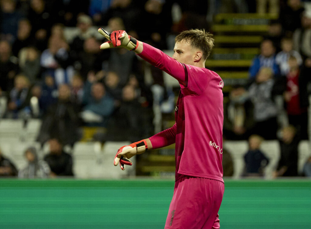 Elias Olafsson peger ud i luften.