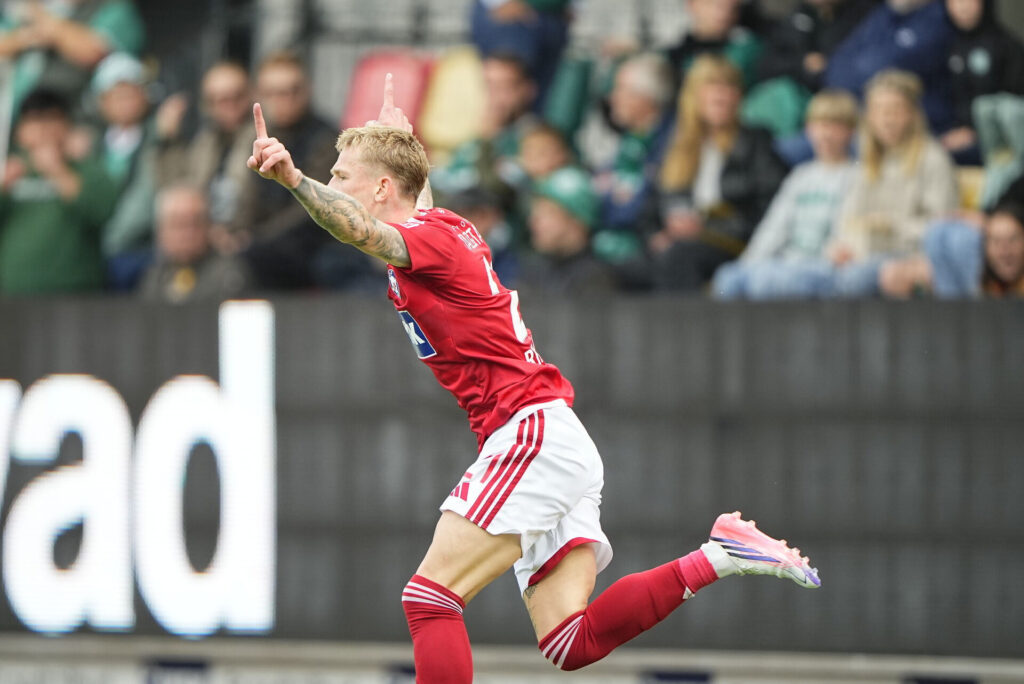 Silkeborgs Riisgaard der jubler efter sin scoring mod Viborg