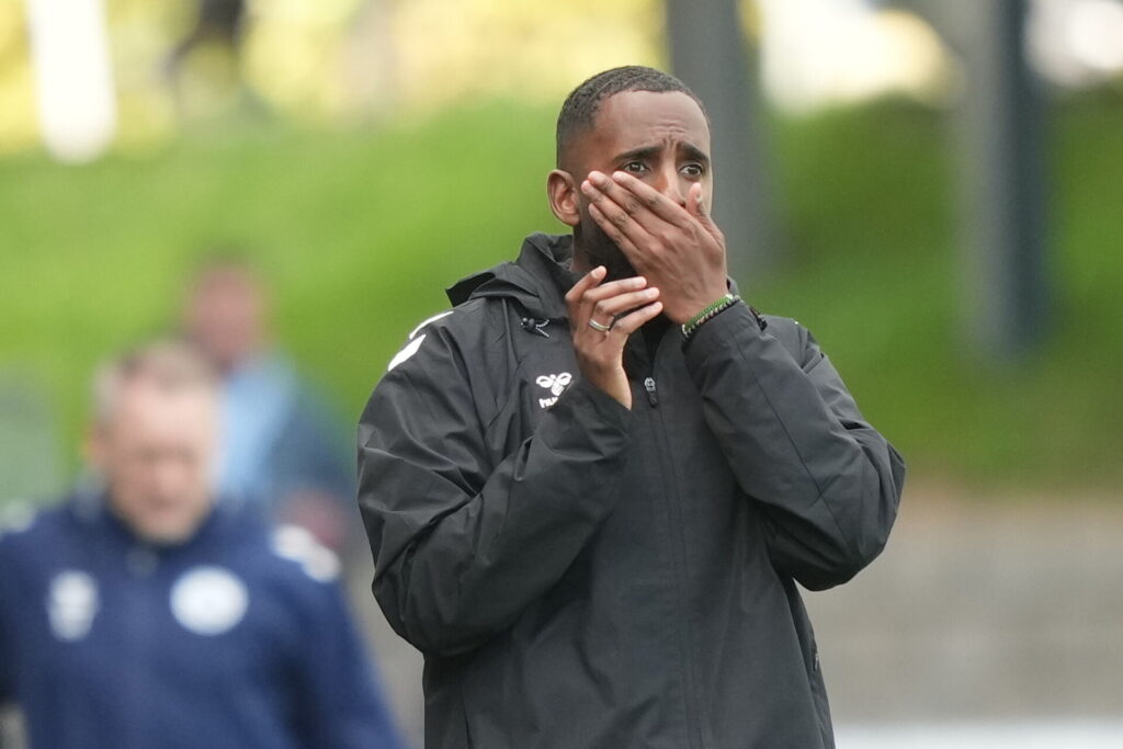 Fatah Abdirahman med en hånd foran munden under kampen mellem Sønderjyske og Randers FC.