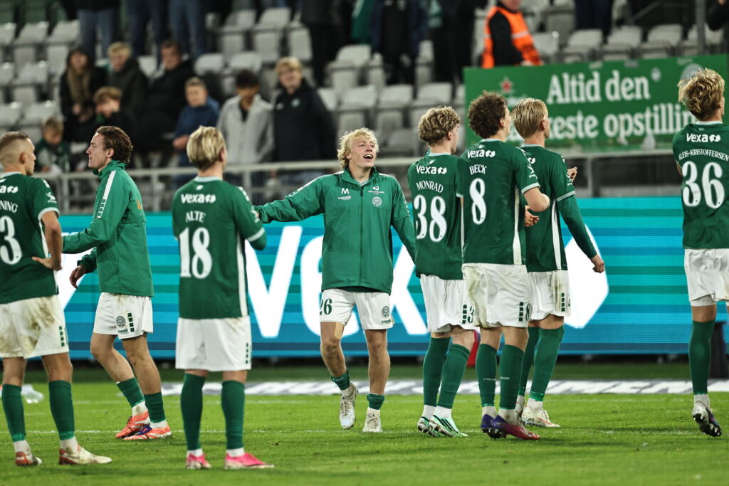 Viborg-spillerne klapper til fansene efter sejren over FCN den 20. september 2026.
