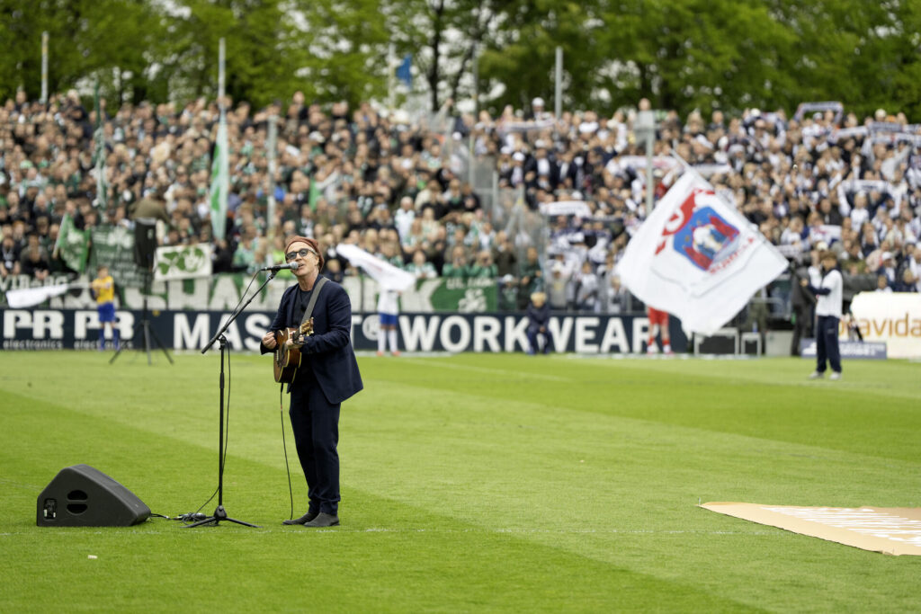 Thomas Helmig synger 'Malaga' i forbindelse med AGF's guldfejring.