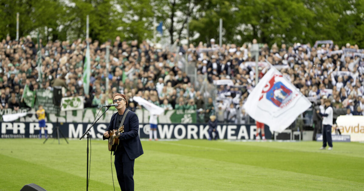 Thomas Helmig åbner showet på AGF’s nye stadion Thomas Helmig synger 'Malaga' forud for AGF's hjemmekamp mod Viborg FF i forbindelse med Aarhus-klubbens guldfejring. 
Foto: Bo Amstrup/Ritzau Scanpix