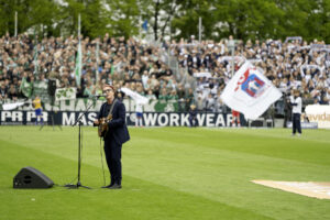 Thomas Helmig synger 'Malaga' i forbindelse med AGF's guldfejring.