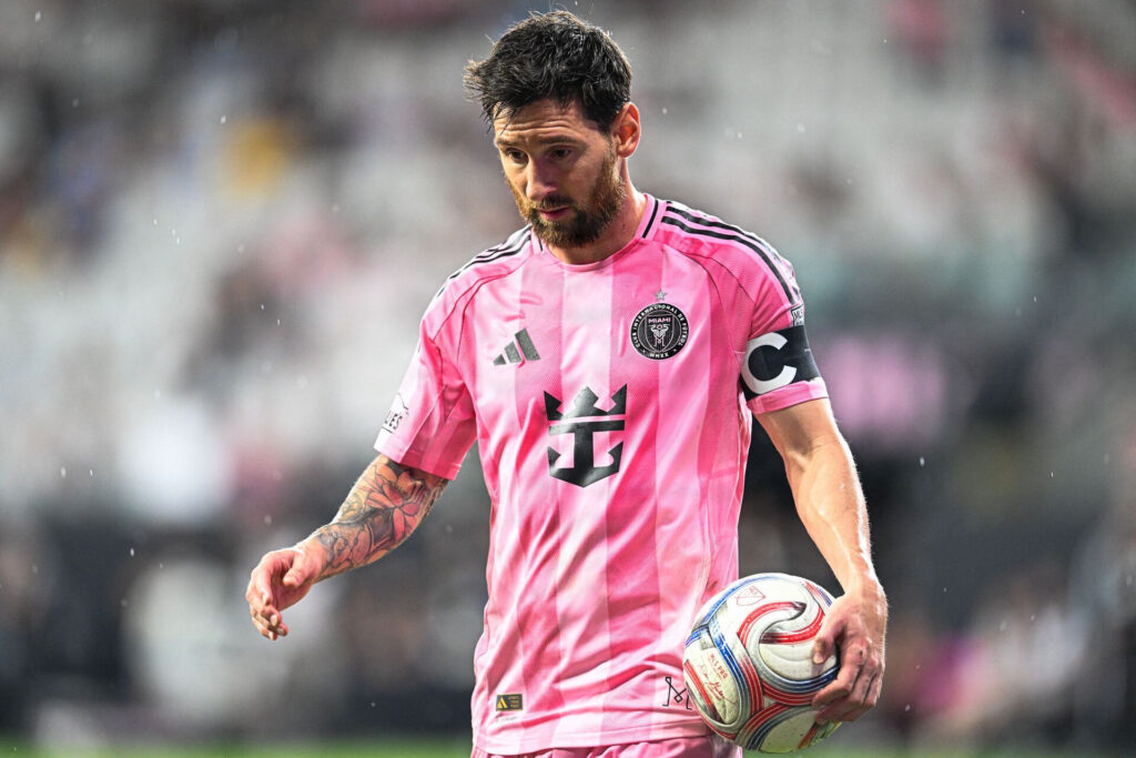 Lionel Messi går med en fodbold.