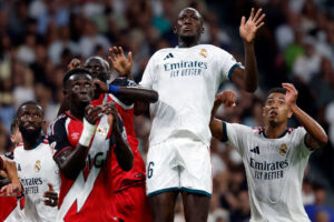 Ibrahima Konaté i en hovedstødsduel for Real Madrid.