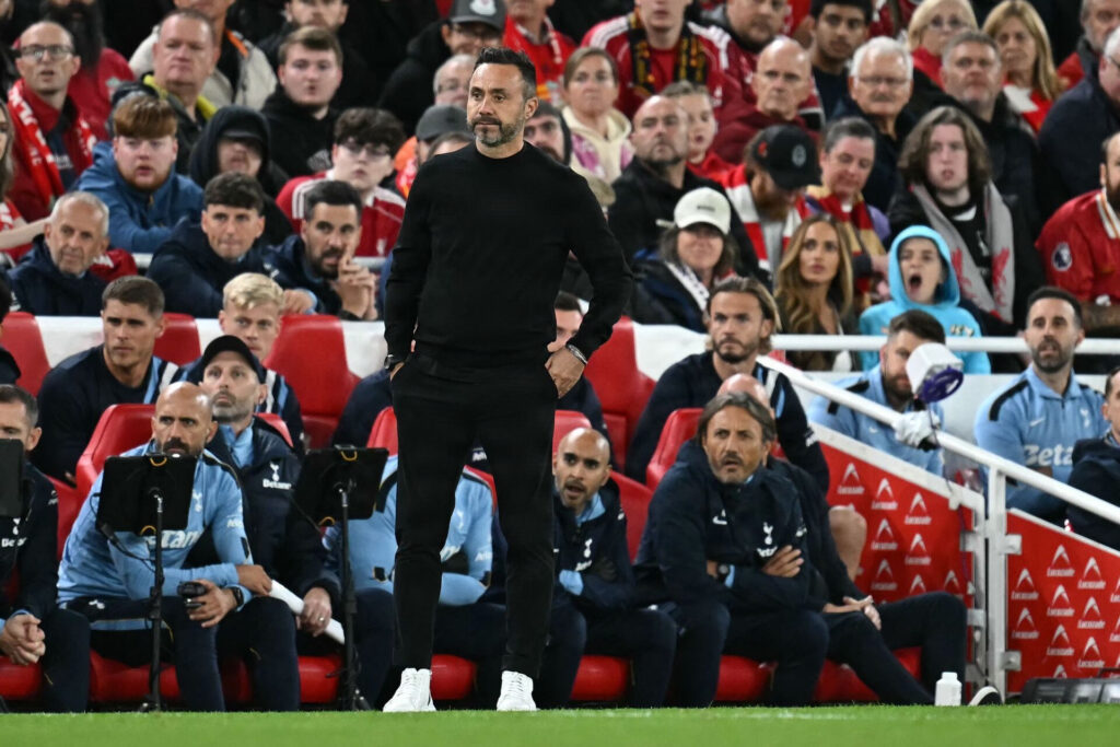 Roberto De Zerbi der kigger på spillet i kampen mellem SPurs og Liverpool
