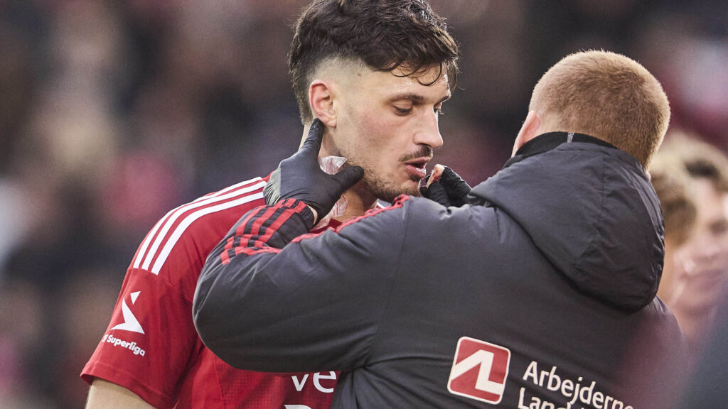 Stefan Velkov får behandling i en kamp for Vejle