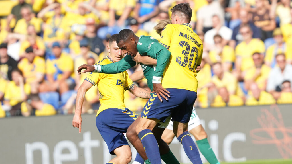 Jordi Vanleberghe i duel med Viborg-spilleren Dorian Junior.
