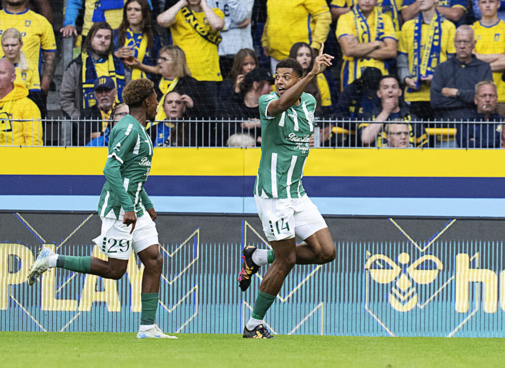 Anosike Ementa fejrer et mål.