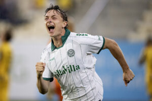 Asker Beck jubler vildt efter en scoring for Viborg FF.