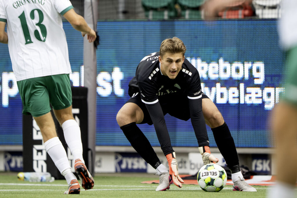 Kasper Kiilerich i færd med at samle bolden op i målet for Viborg.