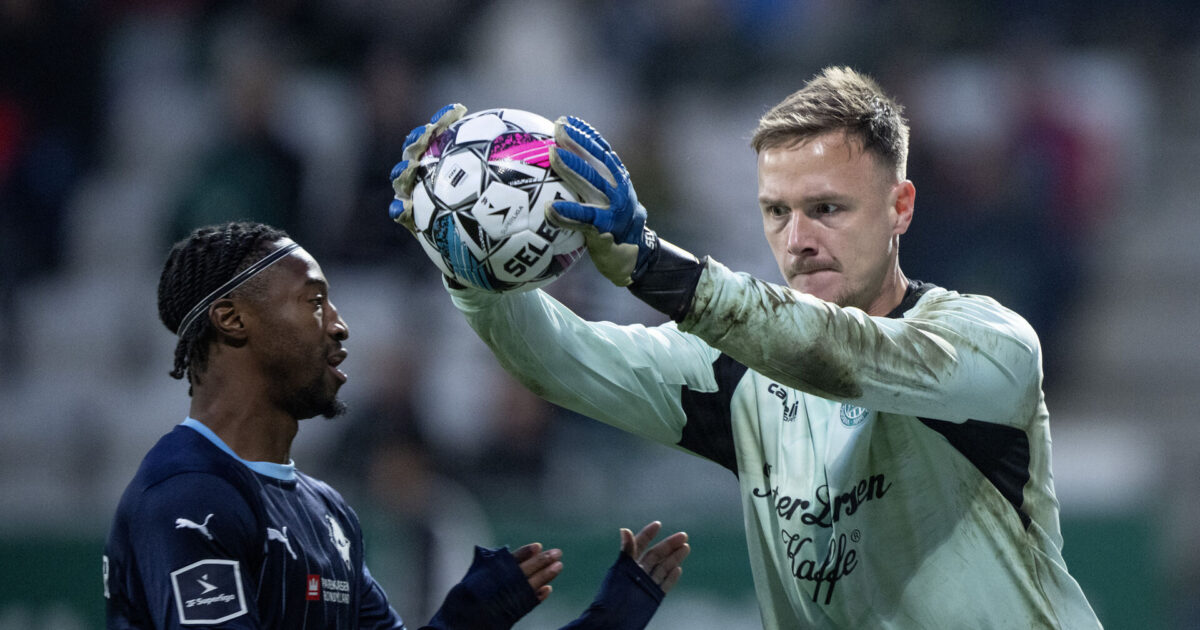 Skrotter transferudvalg: Sportschef overtager danskerklub Viborgs Oscar Hedvall redder for næsen af Randers FCs Norman Campbell under superligaenkampen mellem Viborg FF og Randers FC på Energi Viborg Arena i Viborg søndag den 1. december 2024.