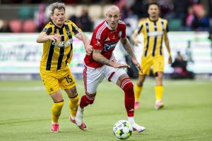 Jens Martin Gammelby for Silkeborg i duel med AC Horsens' Adrian Justinussen den 11. oktober 2026.