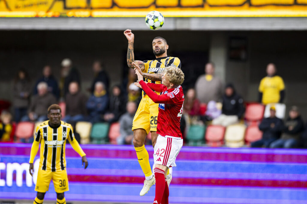 AC Horsens Victor Palsson i duel med Silkeborgs Kristian Bloch Bøgild i Superligakampen den 11. oktober 2026.