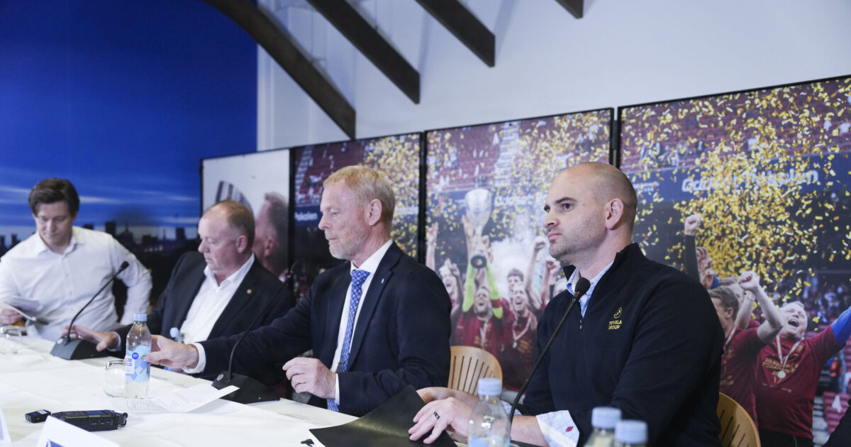 USA-milliardfond kan forvandle Superliga-klub Administrerende direktør i Silkeborg IF A/S Kent Madsen, bestyrelsesformand for Silkeborg IF Invest A/S Henrik Lyhne og Benjamin Boycott administrerende direktør for Trivela Group afholder pressemøde i Søholthuset på JYSK park i Silkeborg, tirsdag den 19. november 2024. Trivela Group overtager aktiemajoriteten i Silkeborg IF A/S.