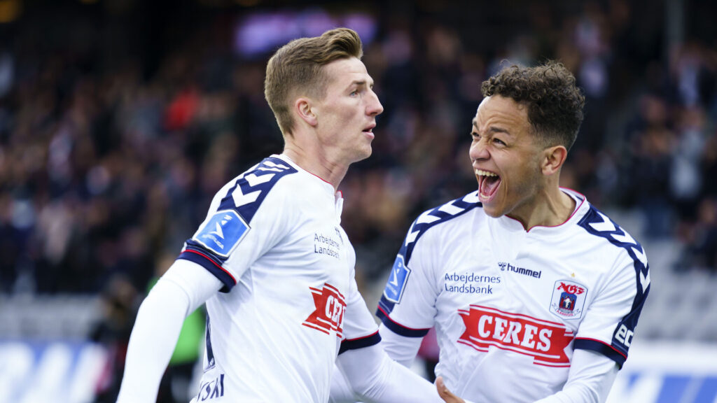 Dawid Kurminowski og Mikael Anderson jubler.