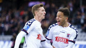 Dawid Kurminowski og Mikael Anderson jubler.