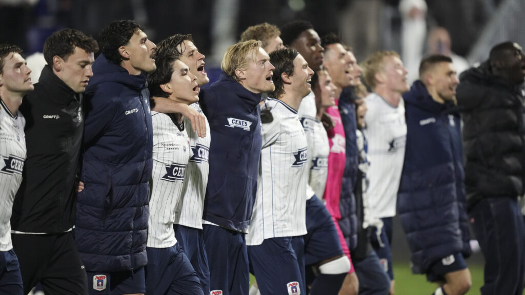 AGF-spillerne fejrer mandagens sejr med fansene