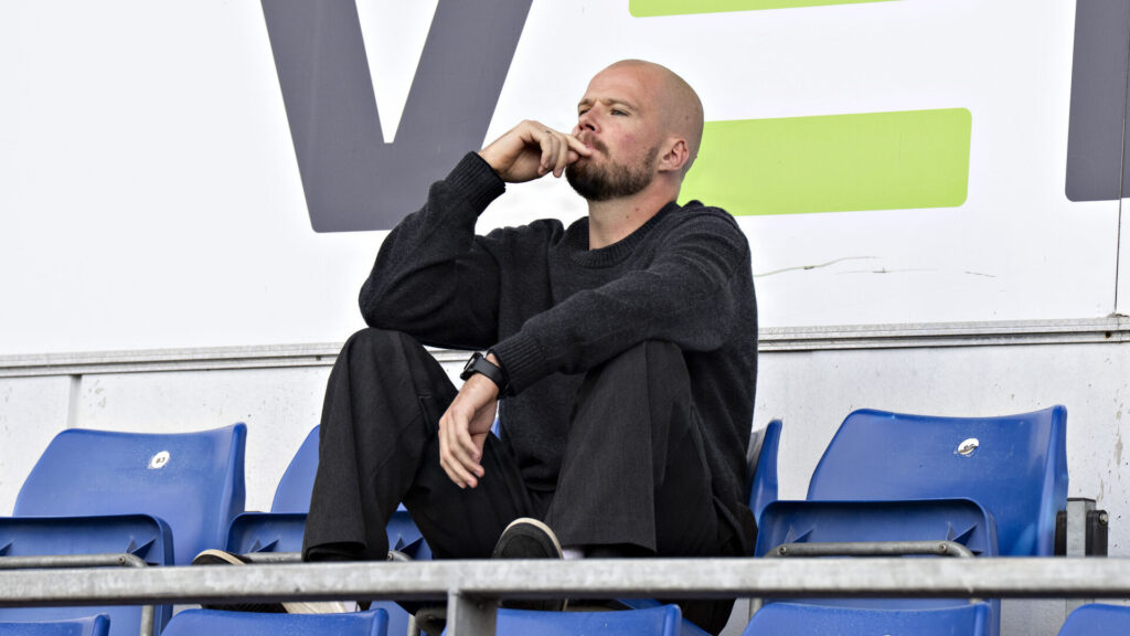 Nicolai Poulsen sidder og ser fodbold.