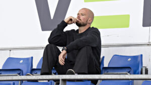 Nicolai Poulsen sidder og ser fodbold.