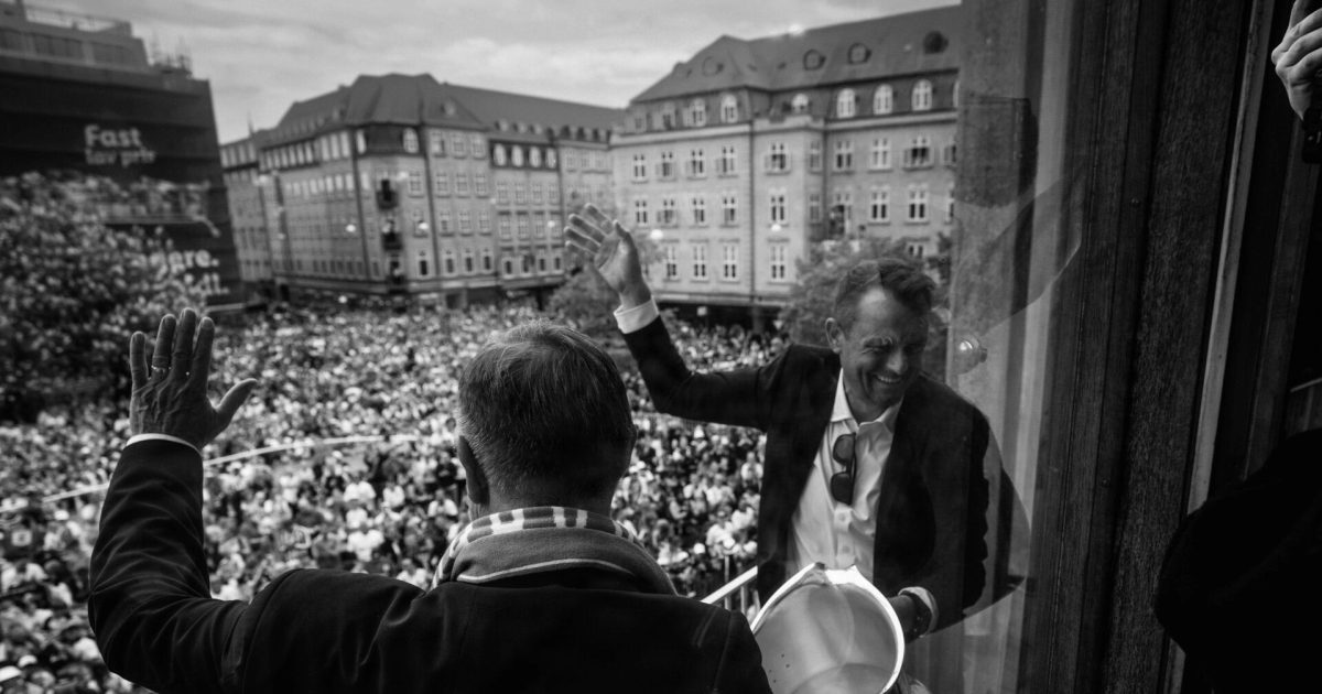 AGF-boss hylder lokale ejere: Vil vinde flere titler AGFs bestyrrelsesformand Lars Fournais og direktør Jacob Nielsen løfter pokalen under fejringen af de nyslåede danske mestre i fodbold AGF på Aarhus Rådhus mandag den 18. maj 2026.