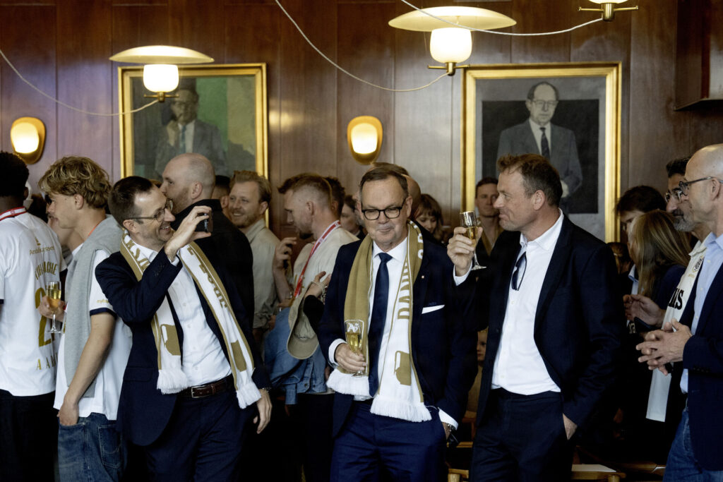 AGFs bestyrrelsesformand Lars Fournais og direktør Jacob Nielsen skåler under fejringen af de nyslåede danske mestre i fodbold AGF på Aarhus Rådhus mandag den 18. maj 2026.