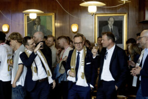 AGFs bestyrrelsesformand Lars Fournais og direktør Jacob Nielsen skåler under fejringen af de nyslåede danske mestre i fodbold AGF på Aarhus Rådhus mandag den 18. maj 2026.