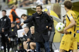Jakob Poulsen dirigerer sit AGF-hold i kampen mod Horsens.