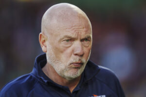Uwe Rösler der kigger mod banen under kampen mellem AGF og FCN