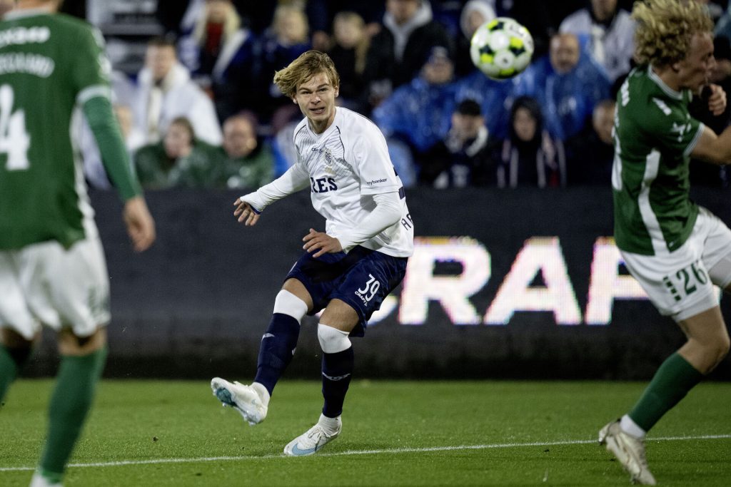 Frederik Emmery sparker til bolden.