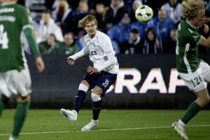 Frederik Emmery sparker til bolden.