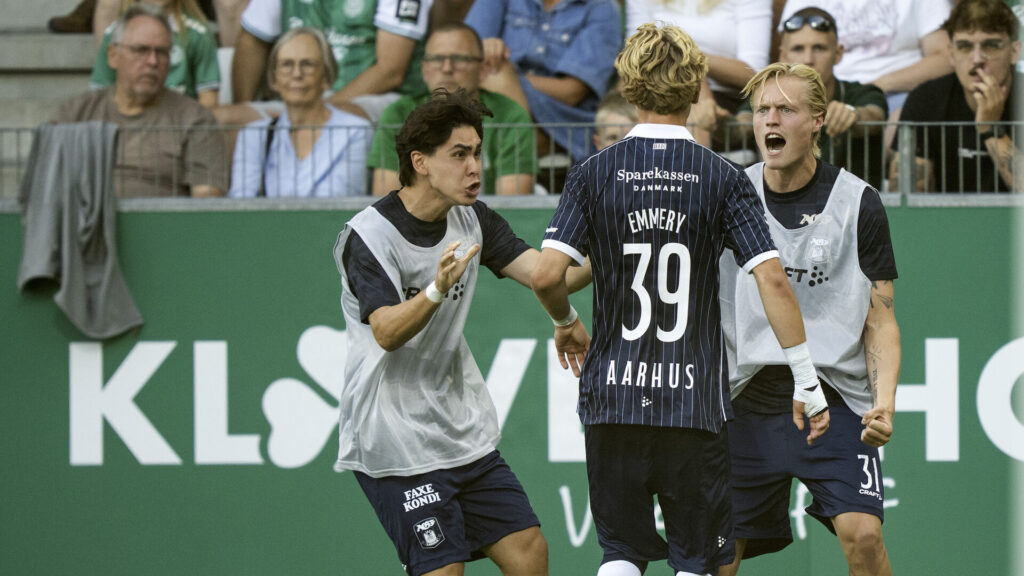 Frederik Emmery fejrer en scoring med Eric Kahl og Tobias Bech