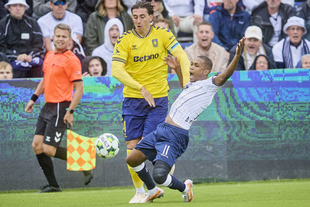 Luis Binks i duel med AGF's Gift Links.