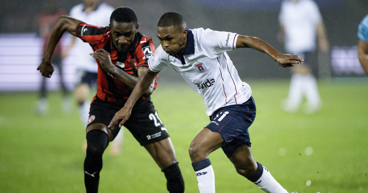 Ingen triste Århus-miner: Jubler over AGF i Europa AGFs Gift Links i kamp med FC Midtjyllands Denil Castillo under superligakampen mellem FC Midtjylland og AGF på MCH Arena i Herning mandag den 3. november 2025.