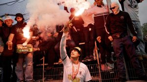 Janni Serra med et stykke pyro i hånden.