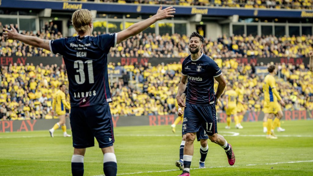 Tobias Bech og Kevin Yakob jubler