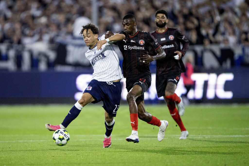 AGF's Mikael Anderson med bolden under en kamp mod FC Midtjylland.