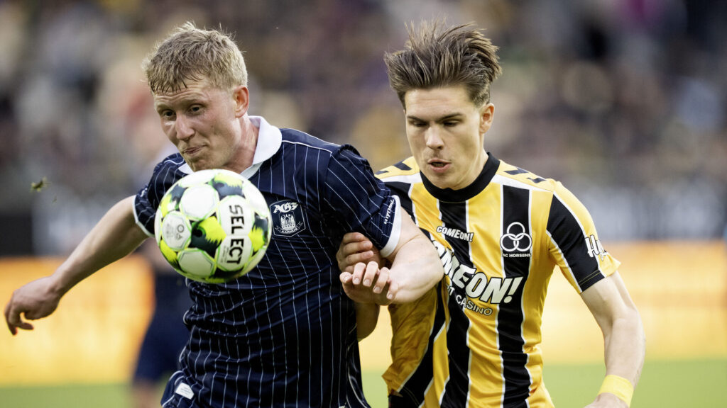 AGF- og AC Horsens-spillere i duel.